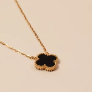 collier en forme de trèfles