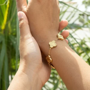 bracelet à breloques en forme de trèfle en acier inoxydable pvd or 18 carats