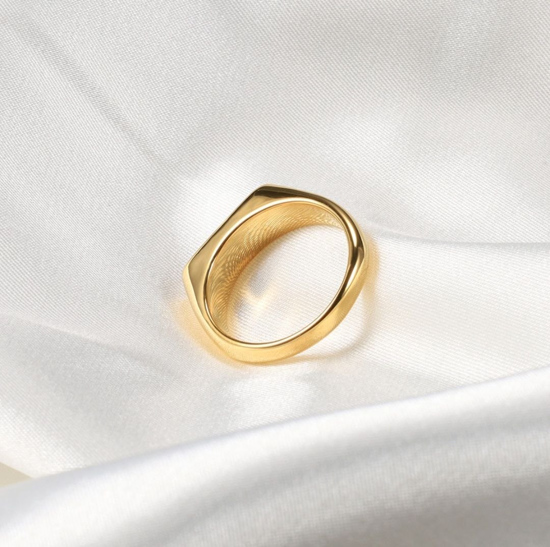 bague chevalière fine en vermeil doré et onyx bague chevalière fine en vermeil doré et onyx