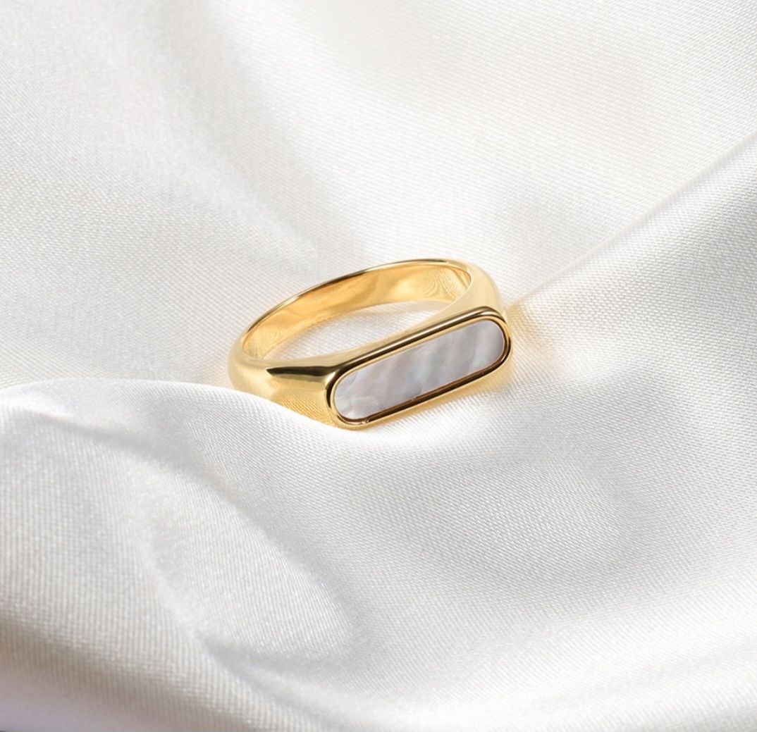 bague chevalière fine en vermeil doré et onyx bague chevalière fine en vermeil doré et onyx